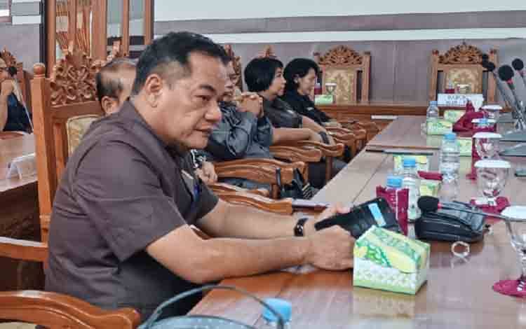 Anggota DPRD Gunung Mas Untung Jaya Bangas saat mengikuti rapat paripurna. (FOTO: RISKA YULYANA)