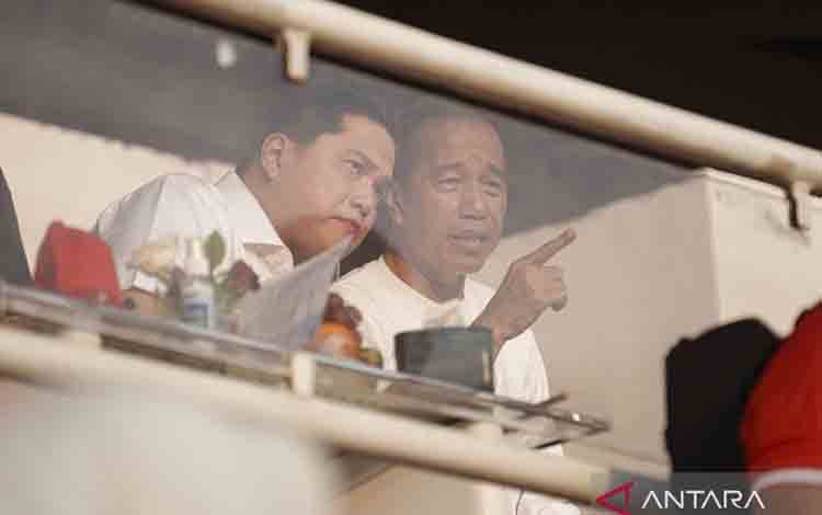 Presiden Joko Widodo berbincang dengan Ketum PSSI Erick Thohir (kiri) saat menyaksikan pertandingan Indonesia vs Irak dalam laga lanjutan Grup F Kualifikasi Piala Dunia 2026 zona Asia di Stadion Utama Gelora Bung Karno (GBK), Senayan, Jakarta, Kamis (6/6/2024). Timnas Indonesia kalah dengan skor 0-2. ANTARA FOTO/Dhemas Reviyanto/nym.