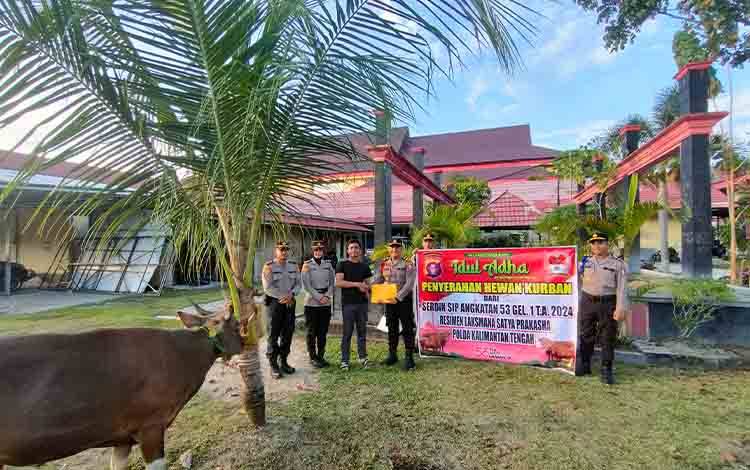 Serdik SIP Angkatan 53 Gelombang 1 Polda Kalteng Sumbangkan Sapi Kurban