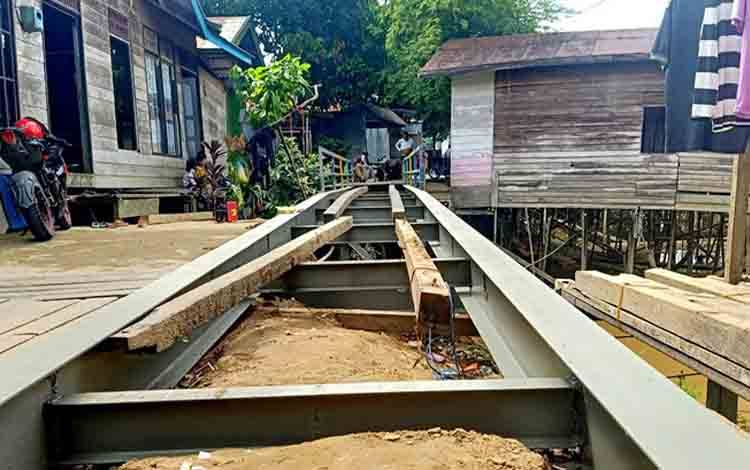 Dinas PUPR Barito Utara Lakukan Perbaikan Jembatan di RT 6 Jalan Keladan