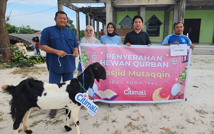 Gelorakan Semangat Berbagi Hari Raya Idul Adha 1445 H, Citimall Sampit Salurkan Hewan Kurban untuk Masyarakat