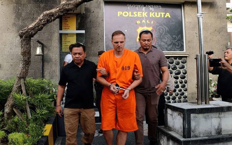 Polisi Tangkap WNA Jerman Pelaku Pemukulan Pengendara Motor di Bali