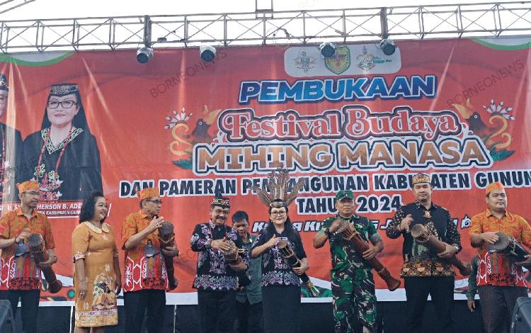 Pj Bupati Gunung Mas Buka Festival Budaya Mihing Manasa dengan Tabuh Ketambung
