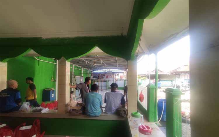 Panitia pemotongan hewan kurban saat berteduh dari paparan sinar matahari di Cakung Timur, Jakarta Timur, DKI Jakarta, Senin (17/6/2024). ANTARA/M Riezko Bima Elko P.