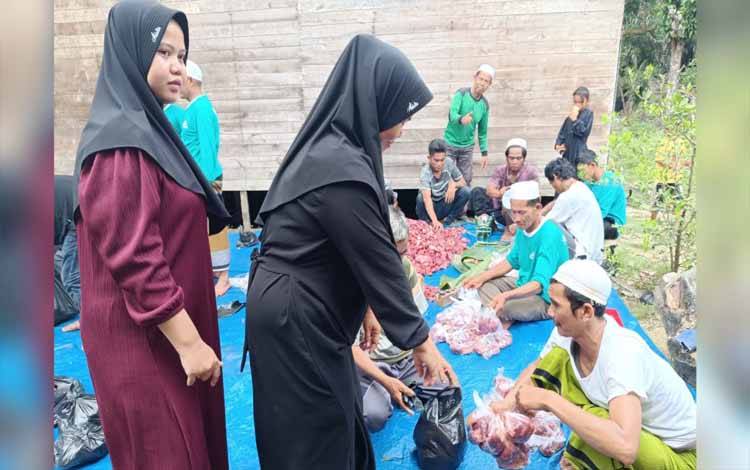 Warga Desa Tarung Manuah Terima Daging Sapi Kurban dari H Abdul Rasyid AS