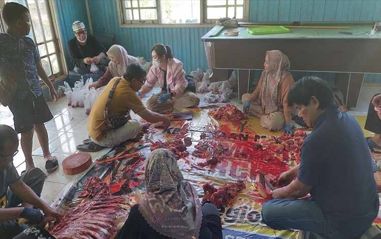 Pemotongan daging kurban sebelum dibagikan, bertempat di kantor PWI Kapuas pada Senin, 17 Juni 2024. (FOTO: IST)