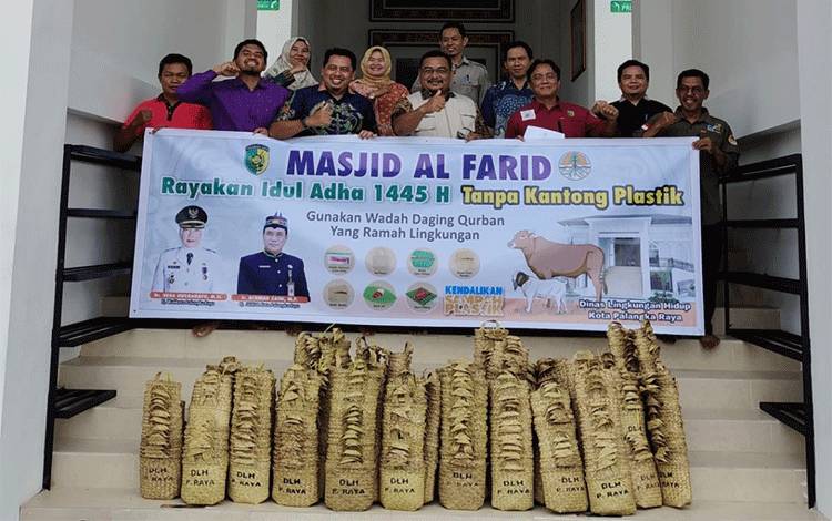Masjid Lingkup Pemko Palangka Raya Bagikan Daging Kurban Tanpa Plastik