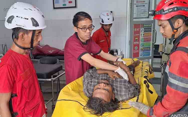 Tim gabungan membawa ODGJ yang melompat dari jembatan Citarum, Cianjur, Jawa Barat, setinggi 250 meter ke RSUD Sayang Cianjur, karena mengalami patah tulang, Selasa (18/6/2024). ANTARA/Ahmad Fikri.