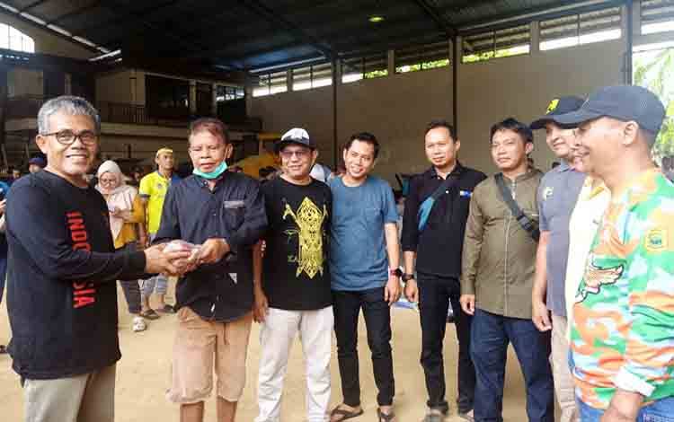 Dinas PUPR Kabupaten Barito Utara Bagikan Daging Kurban