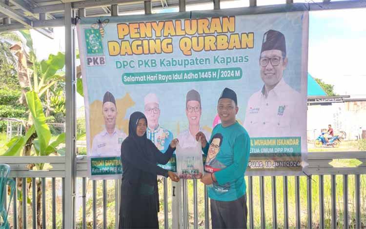 Idul Adha 1445 H, PKB Kapuas Salurkan Daging Kurban