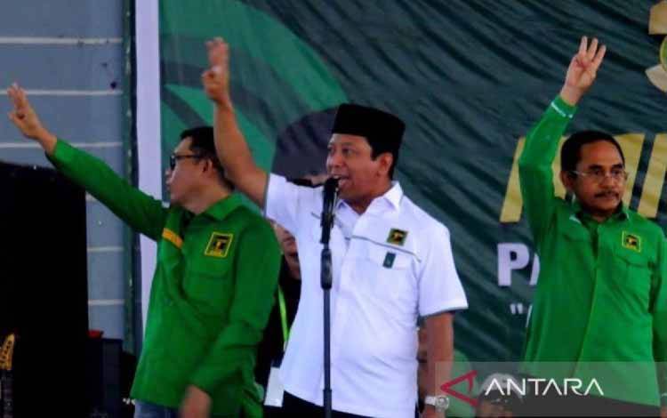 Arsip foto - Ketua Majelis PPP Muhammad Romahurmuziy saat menghadiri kampanye akbar di GOR PKPSO Kaliwates Jember, Kamis (8/2/2024). (ANTARA/Zumrotun Solichah.)
