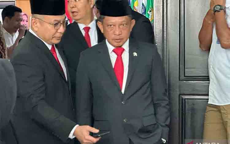 Mendagri Muhammad Tito Karnavian (tengah) usai menghadiri pelantikan Penjabat Gubernur Lampung di Kantor Kemendagri, Jakarta, Rabu (19/6/2024). (ANTARA/Rio Feisal)