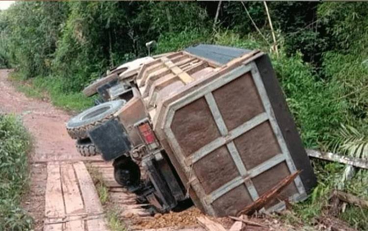 Sebuah Truk Dump Ambles di Jembatan Kayu Desa Karang Langit?