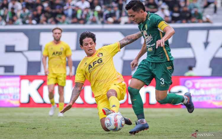 Pesepak bola Persebaya Surabaya Reva Adi Utama (kanan) berebut bola dengan pesepak bola Persik Kediri Irfan Haarys Bachdim (kiri) pada pertandingan BRI Liga 1 di Stadion Gelora Bung Tomo, Surabaya, Jawa Timur, Minggu (28/4/2024). ANTARA FOTO/Rizal Hanafi/tom
