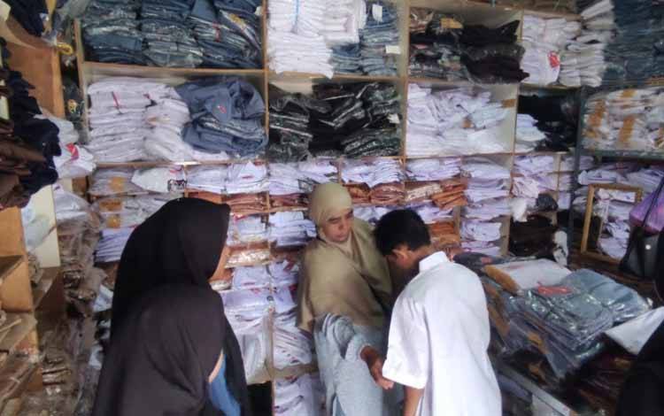 Pedagang Seragam di Sampit Raup Omset Rp50 Juta Per Hari Jelang Tahun Ajaran Baru