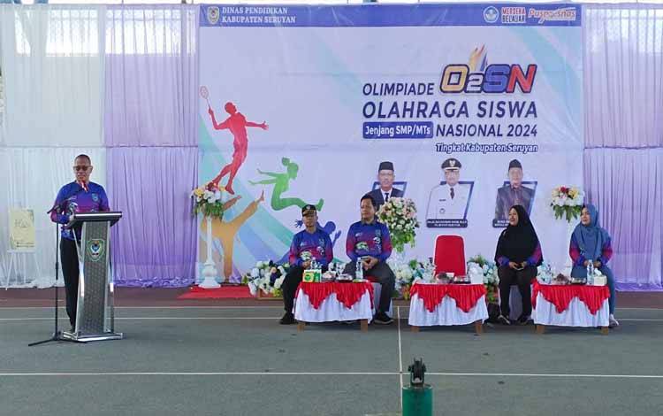Pj Sekda Seruyan, dr Bahrun Abbas membuka Olimpiade Olahraga Siswa Nasional (O2SN) jenjang Pendidikan Dasar tingkat Kabupaten Seruyan (Foto : FAHRUL)