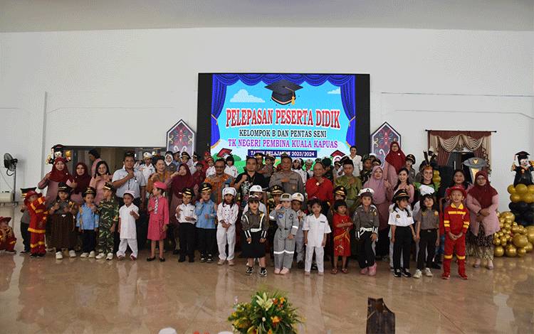 Pelepasan Peserta Didik TK Negeri Pembina Kapuas Diisi Pentas Seni