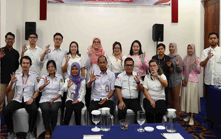 Foto bersama saat lokakarya Lokakarya Viral Load (VL) bagi Tim Terkait Pemeriksaan Human Immunodeficiency Virus (HIV). (FOTO: GRY)