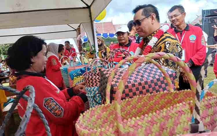 Bupati Kotim Apresiasi Karya Guru SMAN 4 Sampit Bantu Kurangi Sampah Plastik