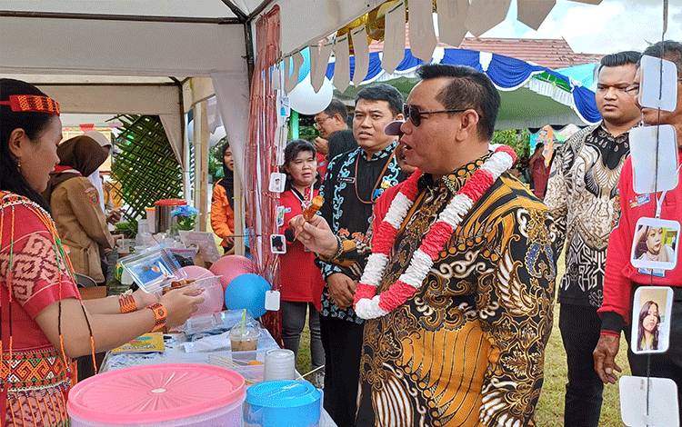 Bupati Kotawaringin Timur Halikinnor mengunjungi stand P5 SMAN 4 Sampit, Kamis, 20 Juni 2024. (FOTO: DEWIP)