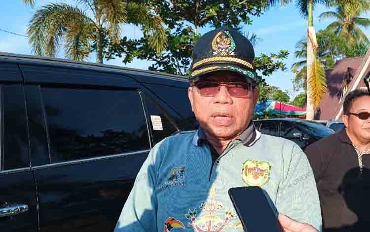 Ketua DPRD Gunung Mas usai melihat pawai budaya, Senin, 17 Juni 2024 di Taman Kota Kuala Kurun. (FOTO: RISKA YULYANA)