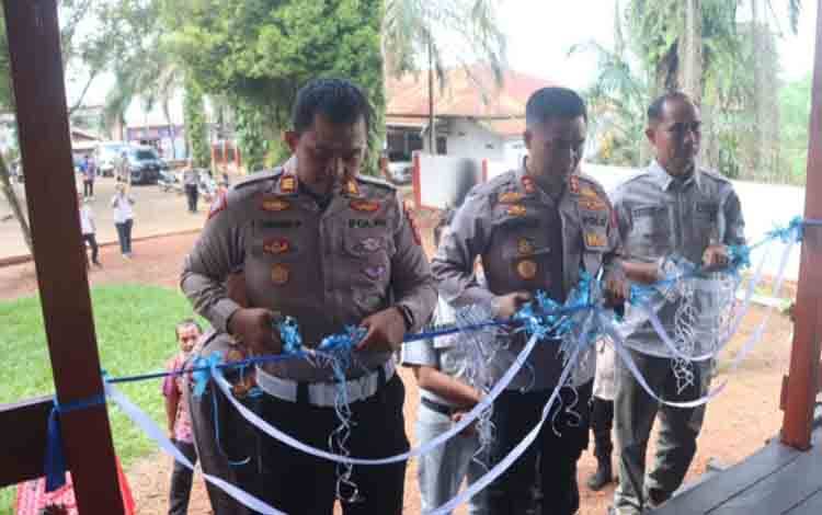 Kapolres Kotim memotong pita saat launching Payment Point Presisi di Kecamatan Parenggean Kabupaten Kotim. (FOTO: IST)