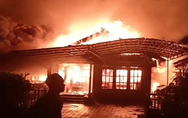 ?Insiden kebakaran yang menghanguskan rumah warga yang berada di Kuala Kuayan. (FOTO: IST)