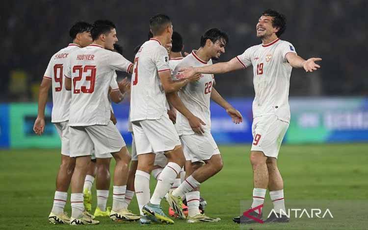 Pesepak bola Timnas Indonesia Thom Jan Haye (kanan) berselebrasi dengan rekannya usai mencetak gol ke gawang Timnas Filipina dalam laga lanjutan Grup F Kualifikasi Piala Dunia 2026 zona Asia, di Stadion Utama Gelora Bung Karno (SUGBK), Senayan, Jakarta, Selasa (11/6/2024). ANTARA FOTO/M Risyal Hidayat/rwa.
