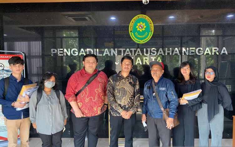 Para pihak yang menggugat pangkat jenderal bintang empat kehormatan Prabowo Subianto di Pengadilan Tata Usaha Negara (PTUN) Jakarta, Kamis (20/6/2024). (ANTARA/Fath Putra Mulya)