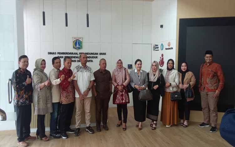 Jajaran Pansus III DPRD Kapuas saat kunker ke Dinas PPAPP Jakarta. (FOTO: IST)