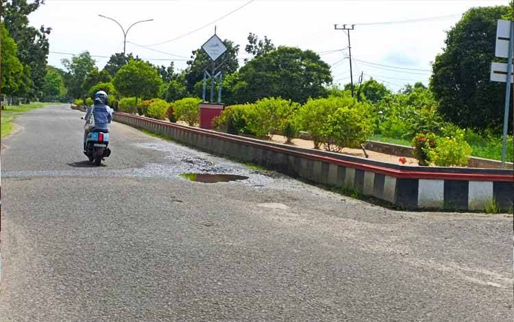 Kerusakan Jalan Dalam Kota Kuala Pembuang Segera Ditangani