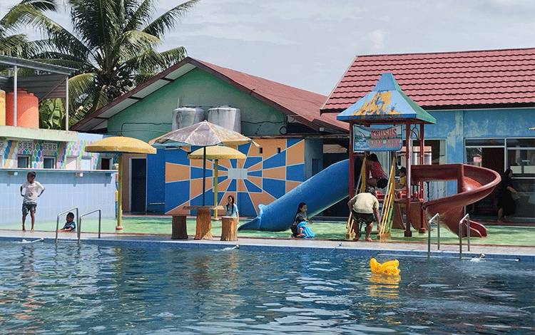 Libur Sekolah, Anak-Anak Isi Waktu Luang dengan Kegiatan Berenang