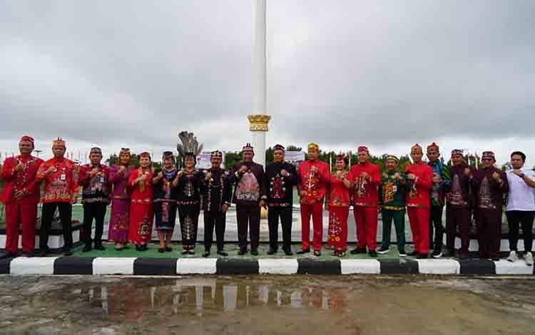 Wakil Gubernur Kalimantan Tengah (Kalteng), Edy Pratowo foto bersama saat peringatan hari jadi Kabupaten Gunung Mas, Jumat, 21 Juni 2024. (FOTO:DEDE)