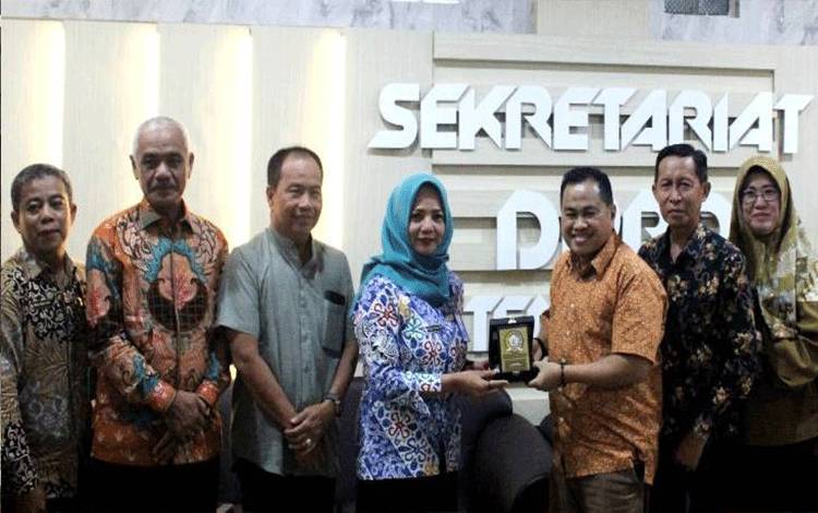 Komisi III DPRD Barito Kuala melaksanakan kunjungan kerja ke Sekretariat DPRD Barito Utara dalam rangka rangka studi komparatif terkait pengawasan DPRD Kabupaten Barito Utara terhadap program perluasan lahan pertanian di Kabupaten Barito Utara, Jumat, 21 Juni 2024. (Foto: Dhani)