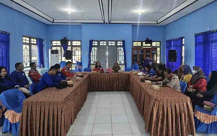 Tim Dislutkan Provinsi Kalteng berdiskusi bersama Tim Diskan Kabupaten Seruyan di Aula Diskan Seruyan, Jumat, 21 Juni 2024. (FOTO: CK/DISLUTKAN KALTENG)