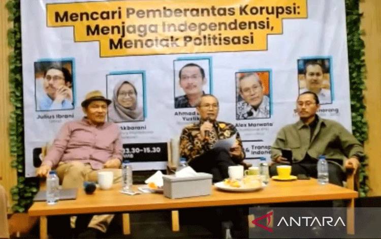 Tangkapan layar - Wakil Ketua Komisi Pemberantasan Korupsi (KPK) Alexander Marwata (tengah) dalam acara "Mencari Pemberantas Korupsi: Menjaga Independensi, Menolak Politisasi" yang dipantau secara daring di Jakarta, Jumat (21/6/2024). ANTARA/Nadia Putri Rahmani