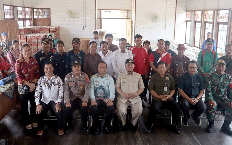 Pj Bupati Katingan Serahkan Bansos Bagi Korban Banjir di Tasik Payawan