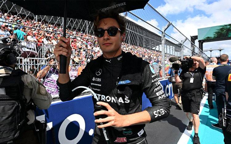Lewis Hamilton dari Inggris Raya dan Mercedes berjalan di Paddock sebelum Grand Prix F1 Miami di Miami International Autodrome, 5 Mei 2024 di Miami, Florida. (ANTARA/Getty Images/AFP/Rudy Carezzevoli)