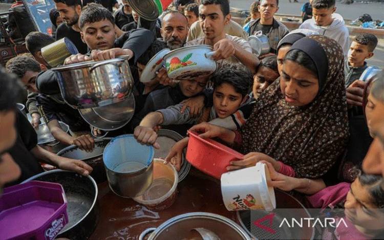 Ilustrasi- Orang-orang menunggu untuk menerima bantuan makanan di kota Rafah di Jalur Gaza selatan. (ANTARA/Xinhua/Rizek Abdeljawad/pri.)