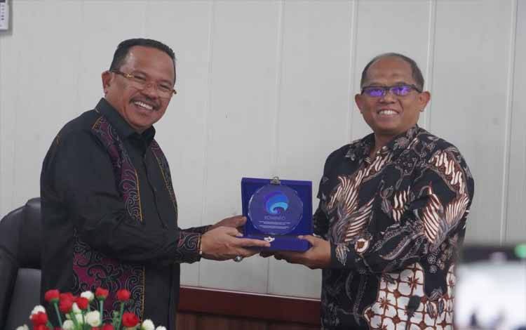 Sekda Provinsi Kalteng Nuryakin saat bertukar cendera mata dengan Kepala BPSDM Kominfo RI Hary Budiarto di Kompleks Kantor Gubernur Kalteng (FOTO:RIZALDI)