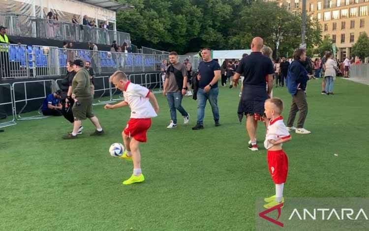 Aksi 2 Suporter Cilik Timnas Polandia Mencuri Perhatian di Fan Zone