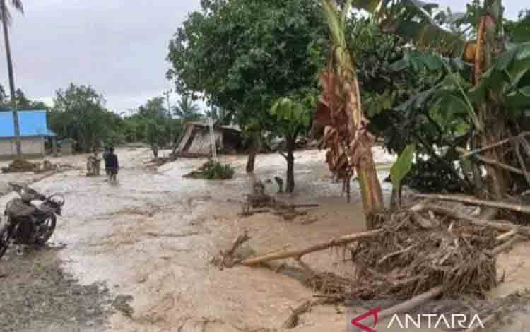 Tim Gabungan Seberangi Sungai Evakuasi Korban Banjir di Parigi Moutong
