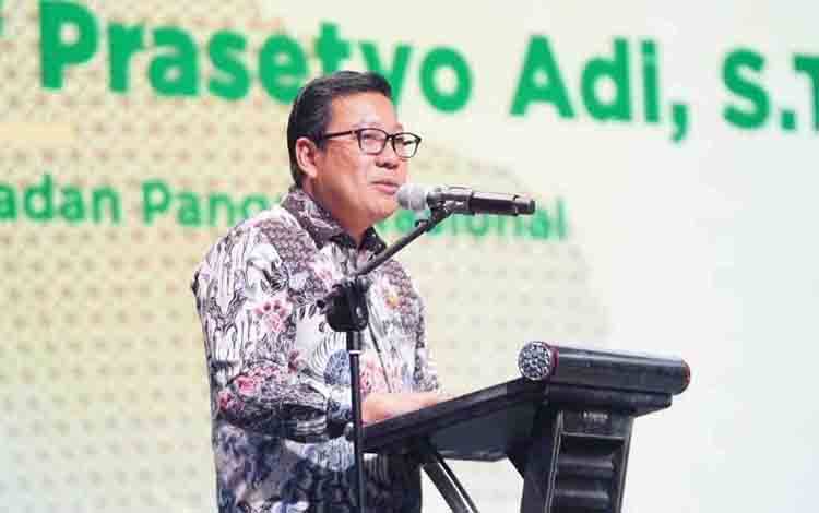 Kepala Badan Pangan Nasional Arief Prasetyo Adi memberi sambutan pada kegiatan puncak peringatan Hari Keamanan Pangan Sedunia atau World Food Safety Day (WFSD) yang digelar di Surabaya, Jumat (21/6/2024). ANTARA/HO-Humas Bapanas