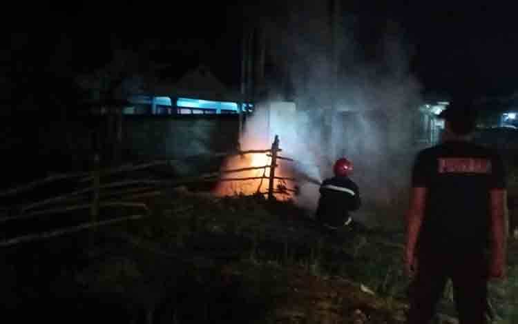 Tim Rescue Diskarmat Palangka Raya saat berupaya memadamkan api di travo listrik Jalan Putri Junjung Buih. (FOTO: PATHUR)