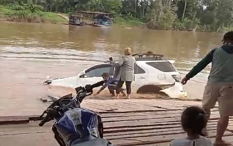 Fortuner Dikemudikan Kapolsek Katingan Hulu Terjun di Sungai Katingan, Satu Warga Hilang