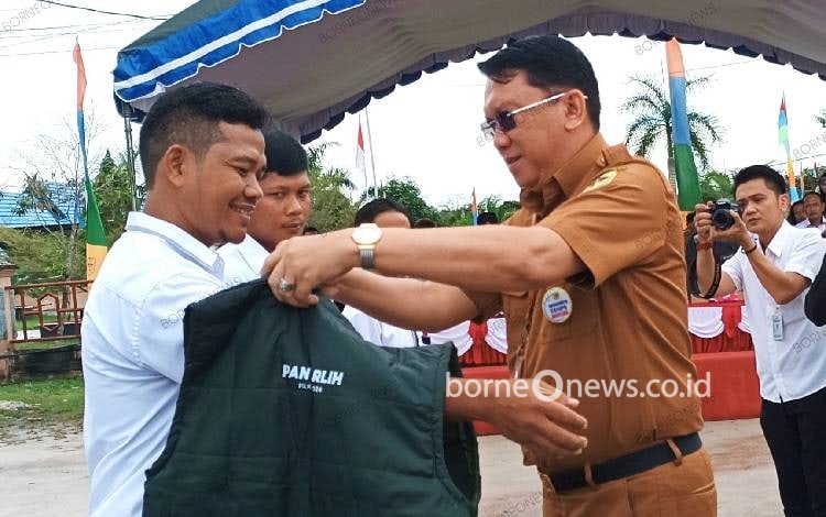 Sekda Gunung Mas Hadiri Pelantikan Pantarlih dan Apel Coklit Serentak
