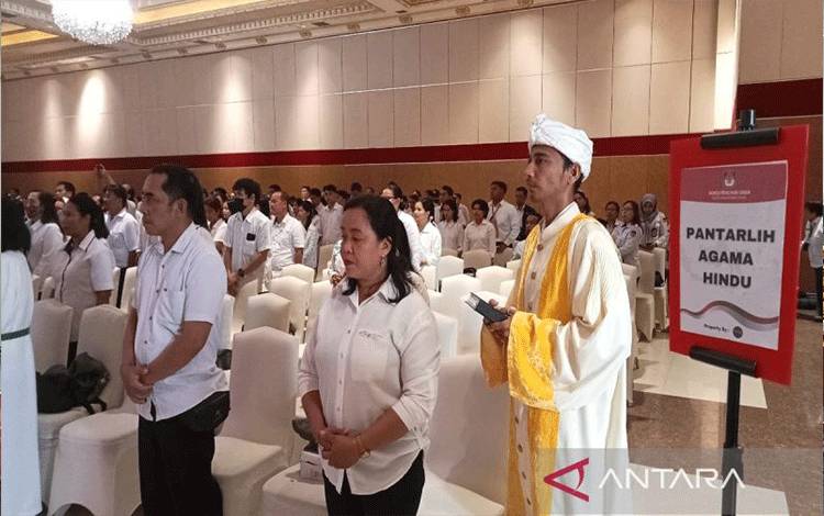 Pelantikan petugas pantarlih kecamatan Jekan Raya dan Pahandut yang dipimpin oleh Ketua KPU Kota Palangka Raya, Senin (24/6/2024). ANTARA/Adi Wibowo