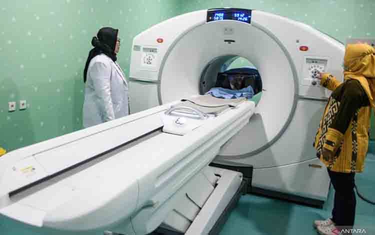 Arsip - Dokter dan tenaga kesehatan saat melakukan pemeriksaan medis menggunakan teknologi PET CT-SCAN di RSUP Dr Hasan Sadikin (RSHS), Bandung, Jawa Barat, Rabu (12/6/2024). RSHS meluncurkan penggunaan PET CT-SCAN dan SPECT CT sebagai jenis pencitraan teknologi kedokteran nuklir dan teranostik molekular dalam optimalisasi pelayanan diagnostik hingga evaluasi penanganan pasien kanker, jantung, dan pasien penyakit saraf. ANTARA FOTO/Novrian Arbi/Spt.