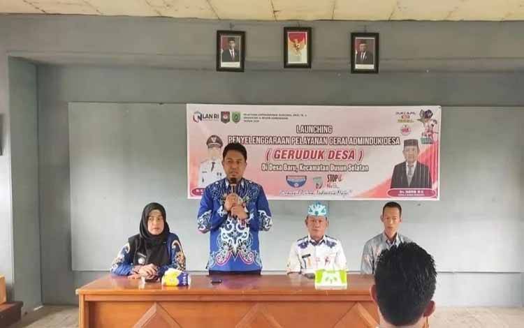 Asisten I Setda Barsel, Yoga P Utomo bersama Kepala Disdukcapil Barsel, Sabirin saat launching?Gerai Adminduk di Desa Baru. (FOTO: URIUTU DJAPER)