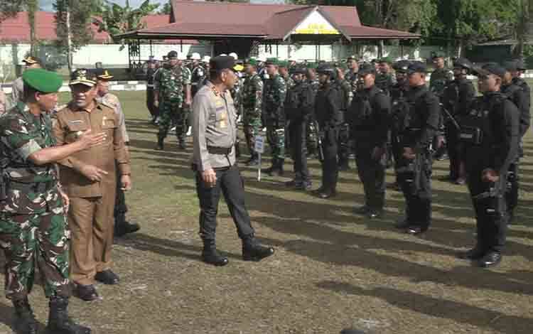 Kapolda Kalteng Irjen Pol Djoko Poerwanto bersama Danrem 102 Panju Panjung Brigjen TNI Iwan Rosandriyanto dan Wakil Gubernur Kalteng Edy Pratowo saat mengecek pasukan pengamanan kunjungan kerja Presiden Republik Indonesia Joko Widodo (Foto : PATHUR)